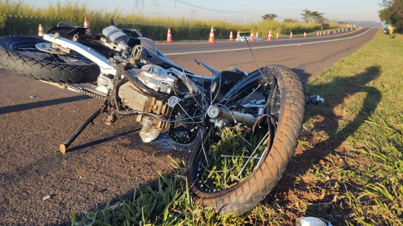Foto 3 de 3 — ​2 pessoas morrem em grave acidente entre carro e moto na SP-255